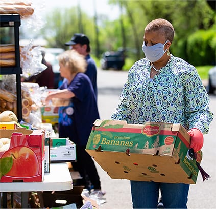 Ayudando a otros con comida gratis y buenos consejos financieros en estos días difíciles