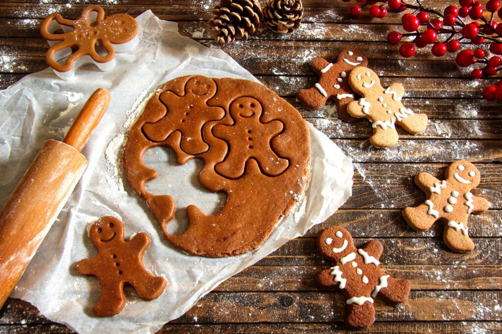 gingerbread-men-to-save-money-on-christmas-shopping